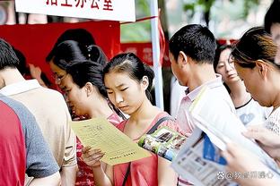 惨！切特吃了普拉姆利一肘还被吹防守犯规 眼下明显淤青了